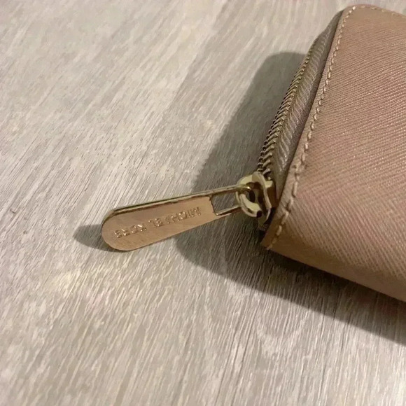 MICHAEL KORS Saffiano Leather Wallet - Picture 5 of 9